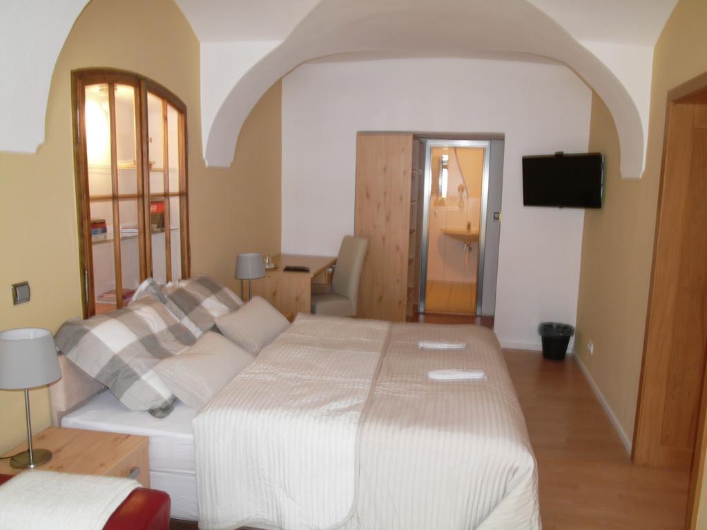 Apartments And Suites Kremnica Pokoj fotografie