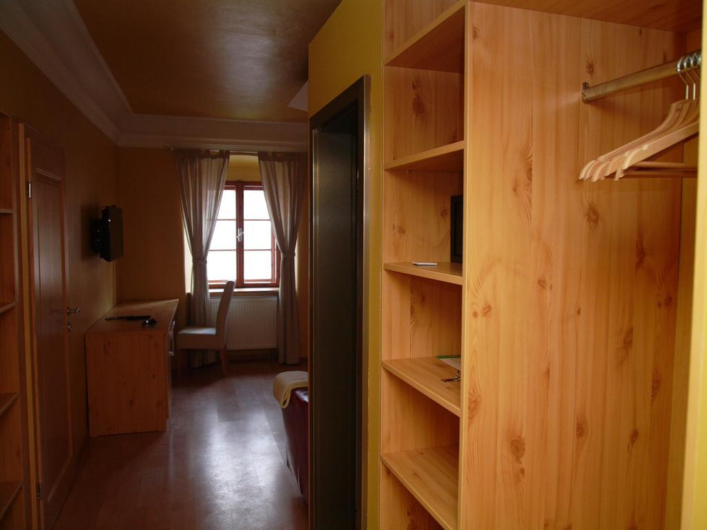 Apartments And Suites Kremnica Pokoj fotografie